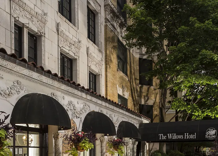 The Willows 3* Chicago